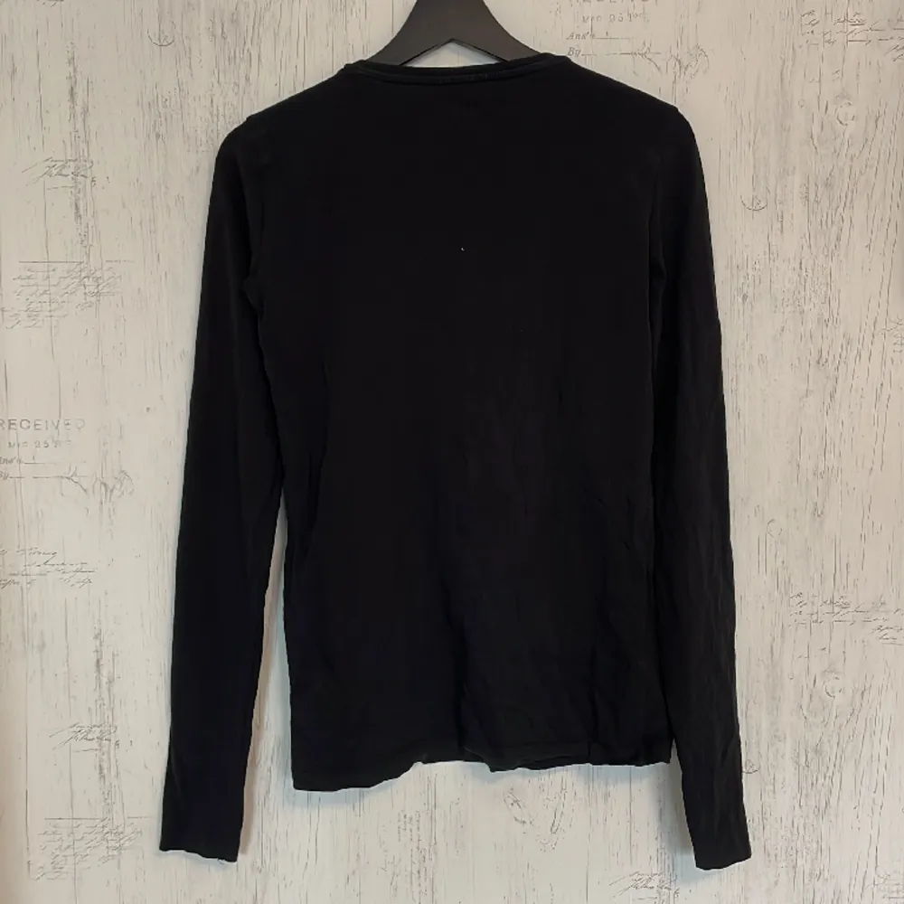 Basic långärmad svart t-shirt . Storlek 170 Tvättas i 40grader. T-shirts.