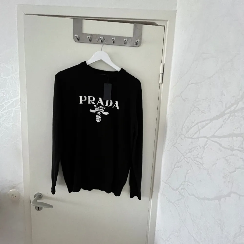 Hej säljer min Prada tröja då jag rensar min brors garderob. Eftersom att han sak flytta, Vid eventuella frågor bara att fråga på!. Tröjor & Koftor.
