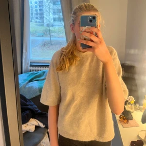 & Orher stories tröja  - Populär stickad tröja från & omger stories i bra kvalitet och bra pris 