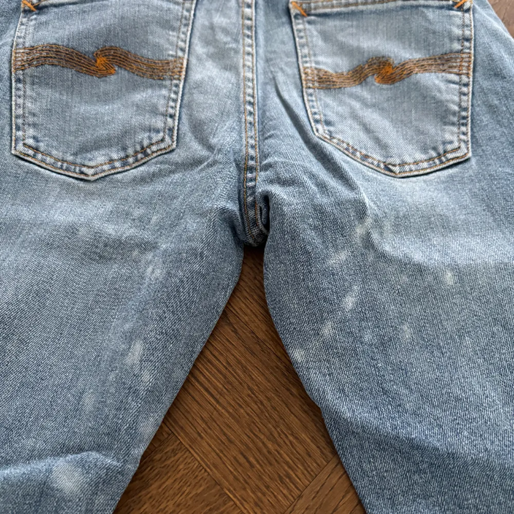 Säljer dessa nudie jeans i helt okej skick, vita fläckar där bak som knappt syns. Skriv vid eventuella frågor!. Jeans & Byxor.