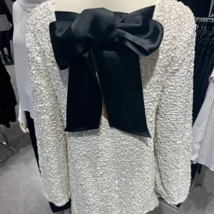 Nyårsklänning hm - Säljer denna supersnygga paljettklänning från hm!!!! Helt slutsåld på hemsidan och helt perfekt till nyår😍 storlek xs 