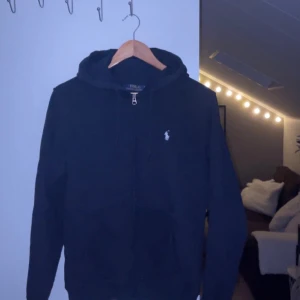 Polo Ralph Lauren zip - Mörkblå zip hoddie från Ralph Lauren,  Stl S passar ochså XS Säljes för 450kr annars kom med bud!