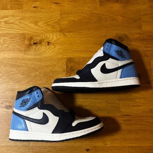 Air Jordan 1 - Köpte de under hypen men behöll de i kollektionet då jag hade hopp om en comeback. Blev ej av så vill tjäna tillbaka pengarna lite kort utan att tjäna så mycket.  Kan gå ner i pris vid snabba affärer  Strlk- 40/41