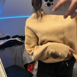 Stickad tröja - Jättesöt stickad tröja med detaljer vid ärmarna, den sticks inte 