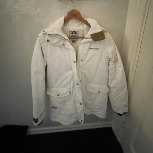 Vinterjacka/skidjacka  - Vit varm didriksons jacka i storlek 160! Jackan är i bra skick och har inga tecken på användning.