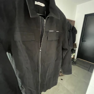 Overshirt - Säljer nu denna sprillans nya overshirten eftersom att jag inte gillade den så den har bara hängt i garderoben och aldrig använts. Köpt för 900kr.  Hör gärna av er vid frågor!
