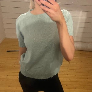 Stickad tröja - Grön jättenajs stickad och kortärmad tröja. Vet ej märke då jag fått den av en kompis💕