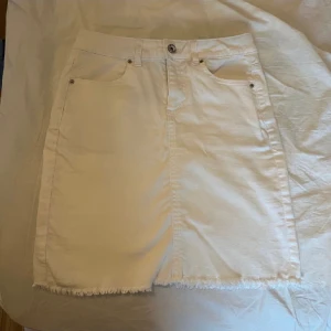 Vit jeanskjol - Säljer en vit jeanskjol från Pieces, använd några gånger och fint skick!