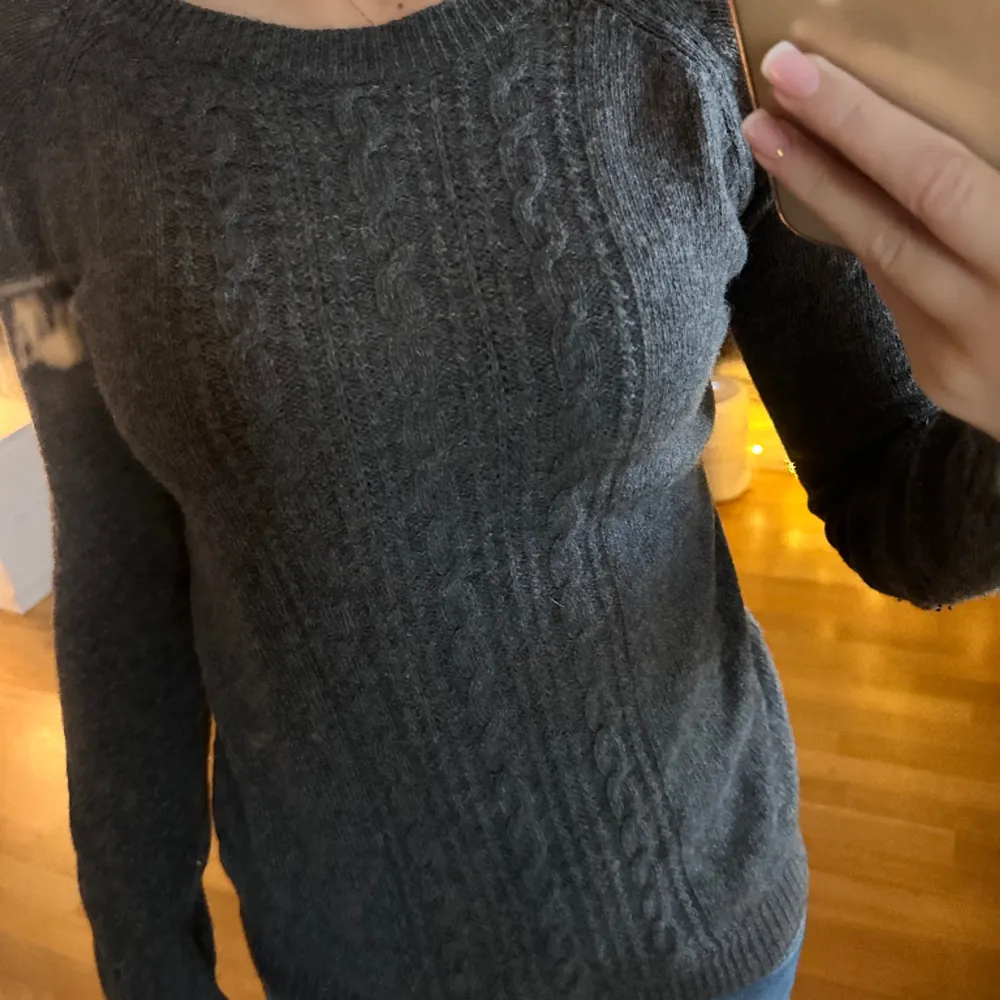 Mörkgrå stickad tröja från märket trf knitwear. Inte använd, bara provad 🤍 . Stickat.