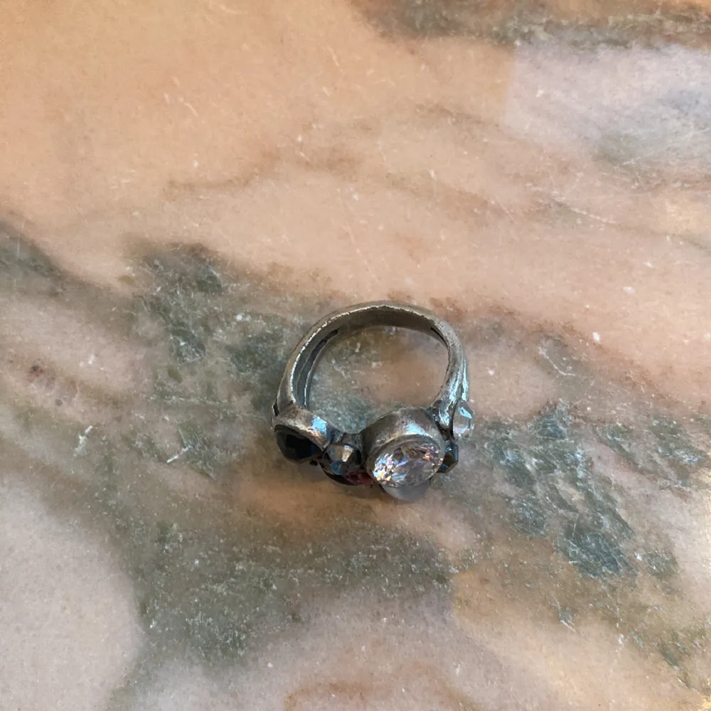 Säljer denna superfina ringen med många detaljer som jag köpte på loppis, säljer för att den inte kommer till användning. Den är ej justerbar och ganska stor i storleken.. Accessoarer.