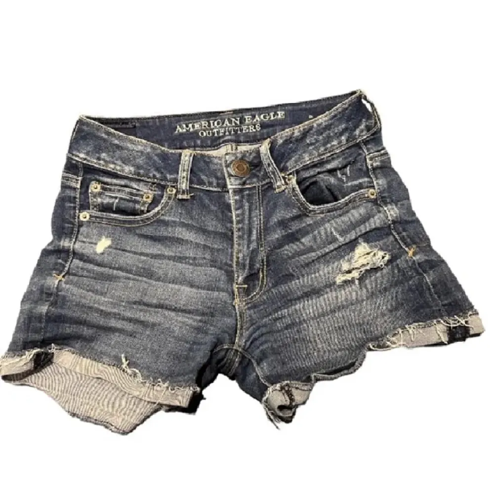 Sjukt snygga jeansshorts me detaljer som tyvärr inte längre passar. American Eagle köpta i USA. Perfekta till sommaren.. Shorts.