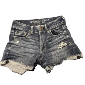 Sjukt snygga jeansshorts me detaljer som tyvärr inte längre passar. American Eagle köpta i USA. Perfekta till sommaren.