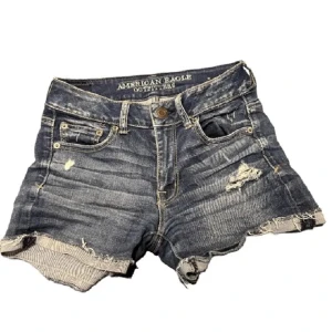 Jeansshorts American Eagle - Sjukt snygga jeansshorts me detaljer som tyvärr inte längre passar. American Eagle köpta i USA. Perfekta till sommaren.