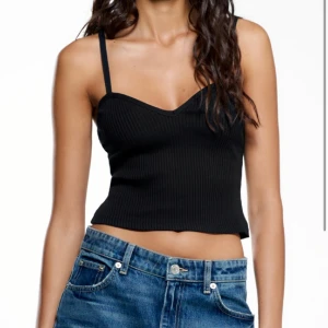 Topp från Zara - Säljer denna superfina topp/linne. Använt fåtal gånger så mycket bra skick!