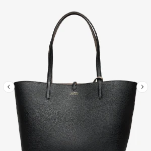 Ralph Lauren Tote Väska - Hej, jag säljer denna superfina toteväskan från Ralph lauren pga att den inte kommer till användning längre💞 Den är i bra skick. Köptes för 2300kr och säljs 1200kr, så väldigt bra pris för det skicket den är i!! Skriv om ni har fler frågor😊😊