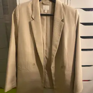 Beige kavaj från H&M med axelvaddar🤍 