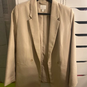 Kavaj - Beige kavaj från H&M med axelvaddar🤍 