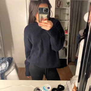 Stickad hoddie tröja  - Säljer nu denna asfina marinblåa stickade hoddie från Zara som jag tror inte längre finns kvar💙✨Tröjan är iprincip i nyskick eftersom den inte kommit till så mycket användning men verkligen så fin!!! (frakten stämmer ej) 