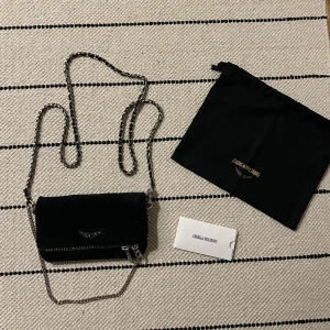 Zadig väska  - Zadig väska i mocka. Lilla modellen. Som ny! Kvitto finns, orginal påsen finns. Inga tecken på användning. Skriv till mig vid funderingar ❣️nypris 2900kr. Priset kan diskuteras vid snabb affär