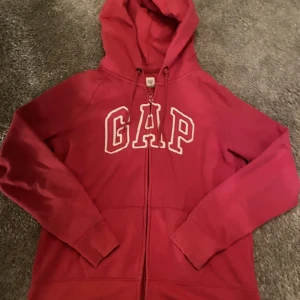 Gap hoodie  - Säljer denna super snygga sip-up hoodien ifrån märket gap!❤️står storlek M men passar xs!!❤️❤️ Bra sick förutom lite nötningar men inget som märks!!❤️❤️
