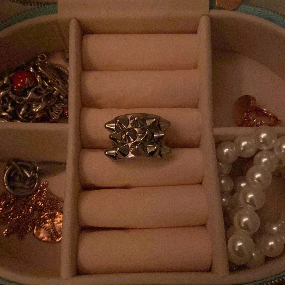 Säljer min Edblad ring men nitar på för att jag inte använder den längre pågrund av att har bytt till guld smycken, den är i storlek xs. Jag köpte för 400kr säljer för 250kr 🩷. Accessoarer.