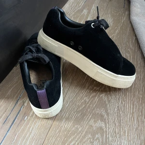 Eytys skor  - Super fina Eytys skor som är köpta förra sommaren. Men som inte har kommit till användning. Är i väldigt fint skick. Köpta för 2000kr