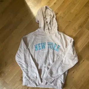 söt new jork hoodie i ljusrosa. står att den är i S men skulle säga att den passar xs oxå! tveka inte om ni vill ha fler bilder eller undrar över något