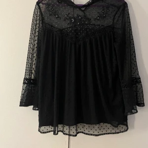 Svart blus - Super fin svart blus från mohito som är lite mer trekvartsärmad, storlek 34🫶🏽 skriv om ni har några frågor eller funderingar💓