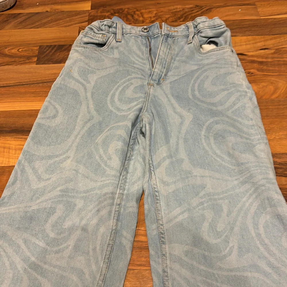Ljusblå jeans i storlek 152. Jeans & Byxor.
