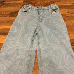 Jeans HM storlek 152 - Ljusblå jeans i storlek 152