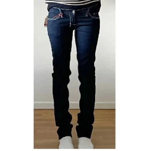 Lågmidjade jeans - Helt nya med lappen kvar. Storlek 0 (26/27?). Midjemått 76 cm, grenhöjd 17.5 cm, innerbenslängd 85 cm. Jag är 173 cm för referens. Priset går inte att diskutera. Använd gärna KÖP NU om du vill köpa.