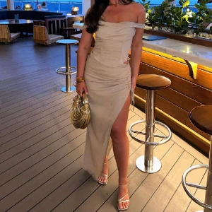 Matchning set - Köpte detta matchande sett, kjol och topp från PrettyLittleThing och råkade beställa en storlek större, prislappar medföljer❤️ Går att diskutera pris 