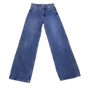 Blåa wide leg jeans från junkyard. Använt skick. Slitna längst ner i benen. Dem har gått sönder i grenen en gång men lagats. Skriv om du har frågor eller vill ha fler bilder.