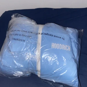Hoodrich jacka - Kommer inte gå lägre än 1300kr Säljer denna hoodrich jacka för att den va för stor p mig har aldrig haft på mig den