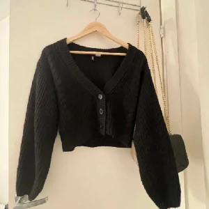 Stickad kofta  - Denna mysiga koftan är i väldigt bra skick och verkligen så fin. Storlek XS men passar mig med S perfekt