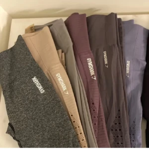 Gymshark set - Säljer dessa beiga gymshark tights och matchande top i väldigt bra skick då de är för små för mig💗  