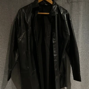 Blazer  - Jättefin lack-blazer från bikbok, aldrig använd då den inte passar mig