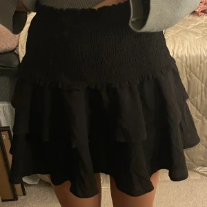 Svart volangkjol - Oanvänd svart stretchig volangkjol