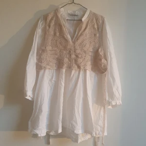 Zara virkad skjortklänning - Nyskick, fin sommarklänning. Använd 3 gånger. Inköpt förra året. Storlek L. Funkar för 46 så den är väl oversize. Inga fläckar. Nyskick 