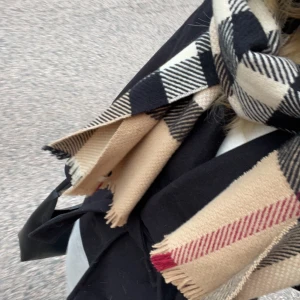 Burberry halsduk - Äkta burberry halsduk köpt på sellpy för 2000kr. Andvänd ett fåtal gånger och kommer inte till andvändning längre. Skriv om du har frågor eller vill se fler bilder🫶🏼