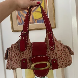 Vintage guessväska🤩 - Denna är sååå fin!!! Älskar den verkligen!🤩🥳 Fint skick! Äkta guess!