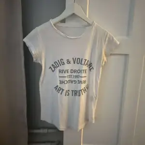 Jätte snygg Zadig&Voltaire T-shirt som har perfekt att ha till en middag eller något tyvärr för lite för mig 