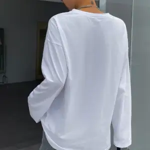 stor vit långärmad tröja från plt, hör av er vid intresse!!🥰