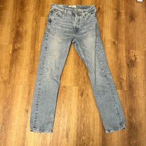 Jack Jones jeans loose /chris - Jack and Jones jeans i Loose/Chris passning. Använt skick.