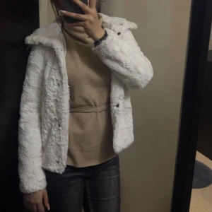 Vit pälsjacka  - En snygg vit pälsjacka, skriv för fler bilder/frågor🩷 