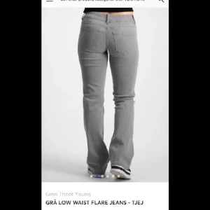 Lågmidjade jeans - Gråa lågmidjade jeans ifrån Gina young. Dem är i storlek 164 och passar xs/s skulle jag säga. Används sparsamt och inga defekter. Nypris 350 men jag säljer för 200 kr. Har många intresserade så direkt pris 280 kr