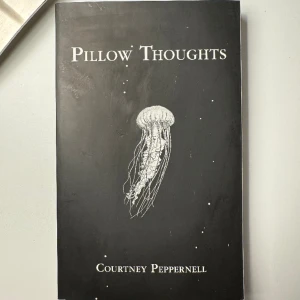 Dikt bok  - Populär dikt bok ”pillow thoughts” skriven av Courtney Peppernell. Super fin och söt bok full med dikter
