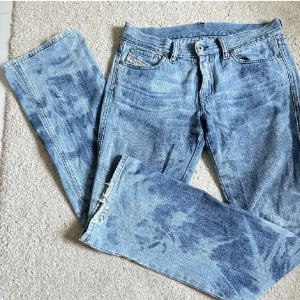 Diesel lowwaist jeans - ‼️‼️TRYCK INTE PÅ KÖP NU‼️‼️ Jätte snygga och unika diesel jeans! Kommer inte till användning och därav vill jag sälja. Midjemått tvärs över: 39 cm Innerbenslängd: 81 cm Jag är 169 och de passar mig bra i längden🙌🏼🤩 Kan tänka mig sänka priset vid intresse