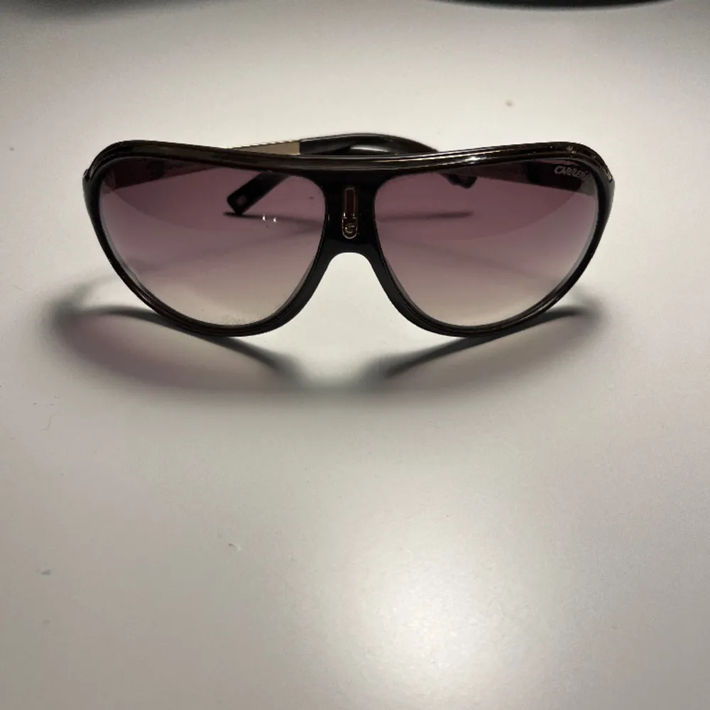 Carrera solglasögon i väldigt bra skick som säljes pga av ingen personlig användning då jag köpt nya.   Nypris ca 1200kr. Accessoarer.