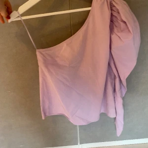 En ärmar topp  - Fin lila enfärgad topp som jag aldrig använt💜 som man ser på bilden så har den en puffärm på ena sidan 